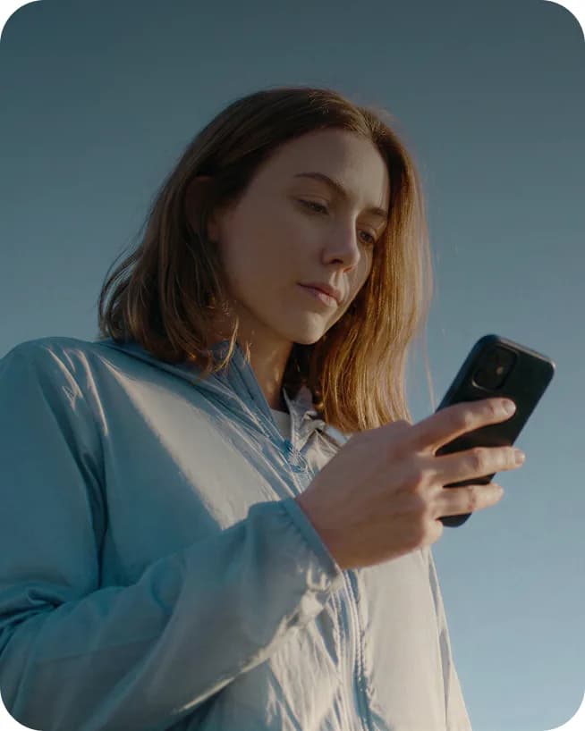 Kvinna som använder sin mobil