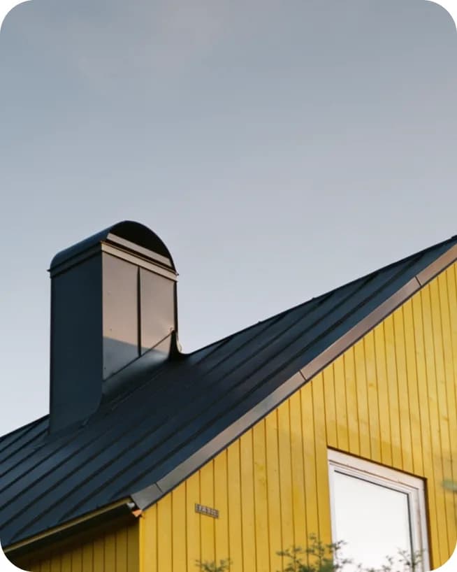 Nylagt gult plåttak